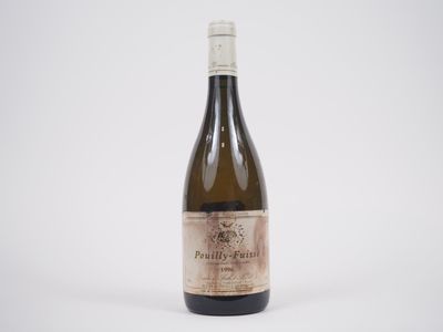 la bouteille de vin est posée sur une surface blanche