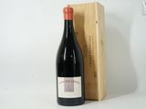 une bouteille de vin posée à côté d'une caisse en bois