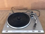 une image représentant une platine sur laquelle est posé un tourne-disque
