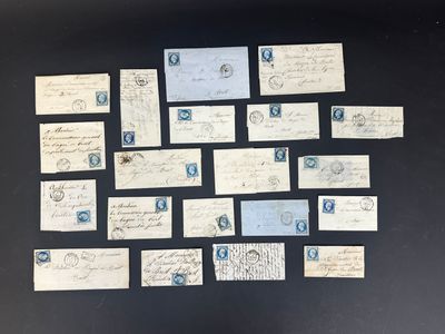 plusieurs morceaux de vieux papier sont empilés les uns sur les autres