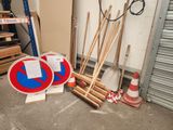 un tas de panneaux et de pelles à côté d'un tas de bois