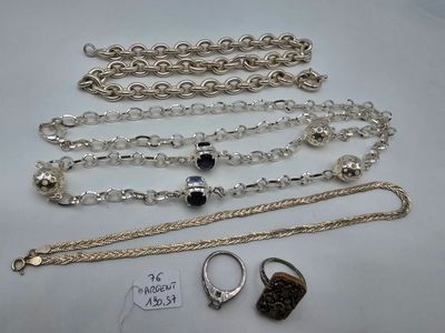 gros plan d'un bouquet de bijoux sur une table