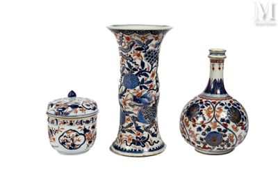 trois vases placés l'un à côté de l'autre