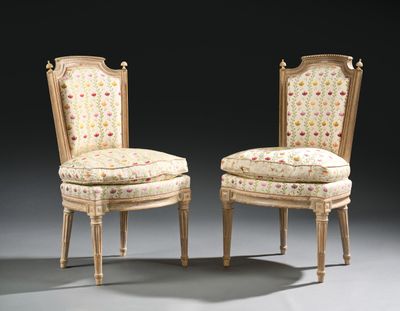 paire de chaises avec des assises rembourrées à motifs floraux