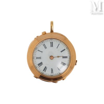 une petite montre de poche en or avec des chiffres romains