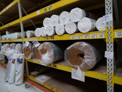 de nombreux rouleaux de papier toilette sur les rayons du magasin