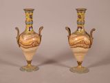 paire de vases munis d'anses, ornés de motifs dorés et bleus