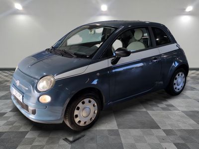une photo d'une petite voiture bleue garée dans un garage