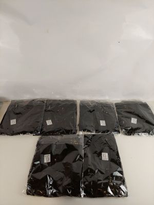 quatre sacs en plastique noir posés sur une table