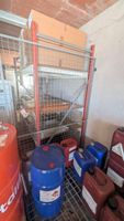 Dans un garage en face : Ensemble de Mobilier à l'entrée du … (photo 3)