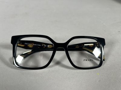 une paire de lunettes posée sur une table