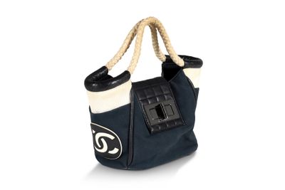sac fourre-tout bleu et blanc avec des anses noires et une poignée en corde