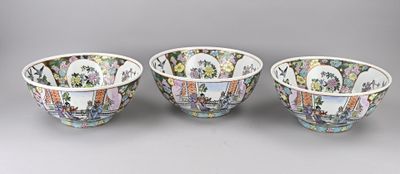 trois bols aux motifs variés posés sur une table