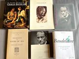 plusieurs livres sont posés sur une table les uns à côté des autres