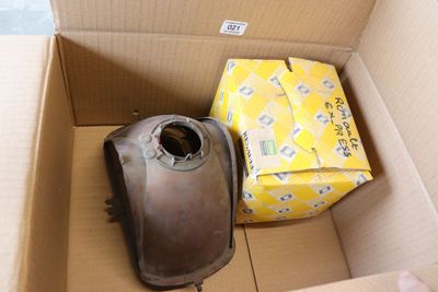 une boîte en carton contenant une boîte remplie d'objets