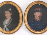 deux portraits encadrés représentant un homme et une femme en tenue militaire