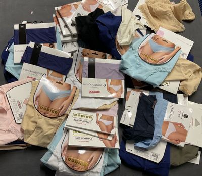 une pile de sous-vêtements posée sur une table