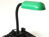 une lampe verte posée sur un bureau