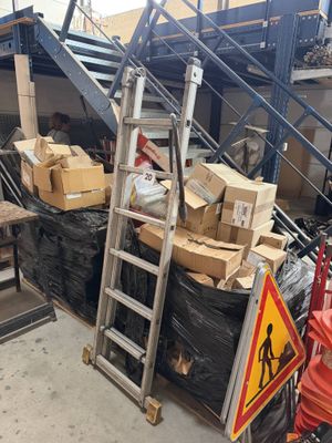 une pile de cartons et une échelle dans un entrepôt