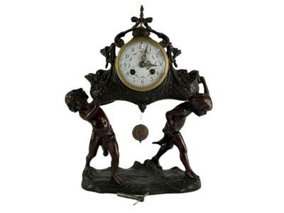 une horloge sur laquelle figurent un homme et une femme
