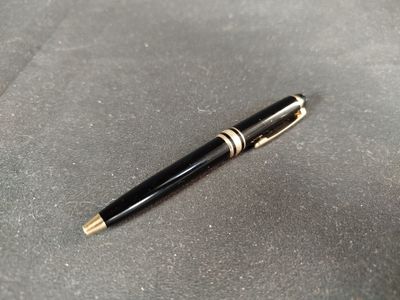 un stylo posé sur une table