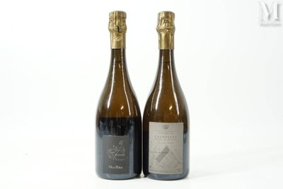 deux bouteilles de vin posées l'une à côté de l'autre sur une surface blanche