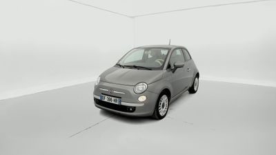 La petite voiture est garée dans une pièce blanche au sol blanc.