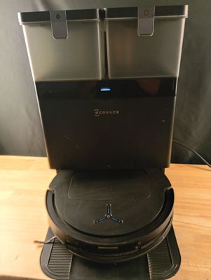 une cafetière posée sur une table en bois