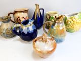 de nombreux types de vases différents posés sur une table