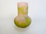 un petit vase orné d'un motif vert et blanc