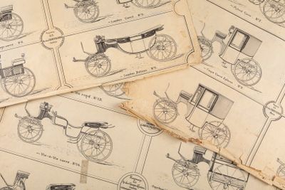 beaucoup de vieux papiers sur lesquels sont dessinées de vieilles voitures