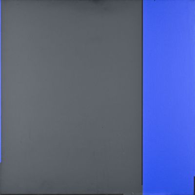 un mur bleu et gris avec une porte noire et blanche