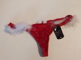 un costume de Père Noël rouge et blanc sur lequel est accroché un téléphone portable