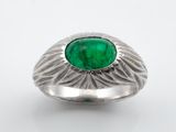 Gros plan sur une bague contenant une pierre verte