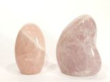 deux pierres roses et blanches posées l'une à côté de l'autre sur une surface blanche