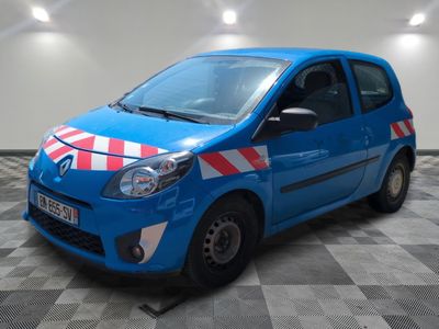 une petite voiture bleue ornée d'une bande rouge et blanche