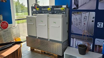 une photo présentant un présentoir d'appareils électriques dans un magasin
