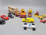 de nombreuses petites voitures et camions posés sur une table