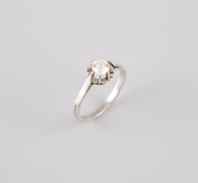 une bague en or blanc sertie d'un diamant au centre