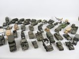de nombreux véhicules militaires posés sur une table