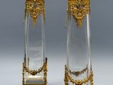 paire de vases en verre doré et transparent, rehaussés de touches dorées, posés sur des socles
