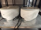 deux grille-pain posés sur une table en métal