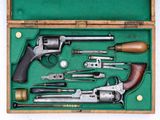 une boîte contenant tout un tas de vieilles armes à feu