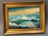 un tableau représentant une mouette survolant les vagues