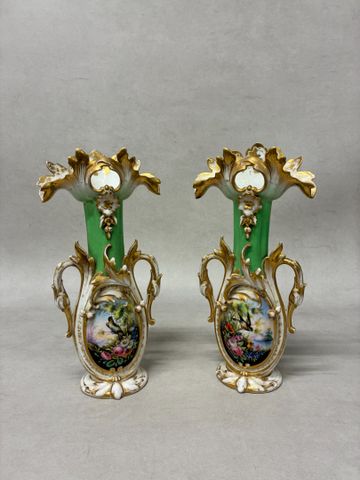 Paire de vases en porcelaine à riche décor peint en réserve d’ois
