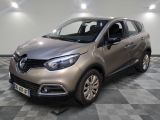 la voiture argentée est garée sur un sol en damier dans le garage