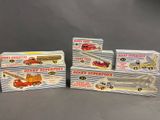 six boîtes de petits jouets, dont un camion de pompiers, un camion et une grue