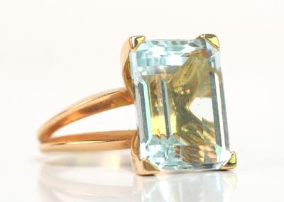 une image d'une bague avec une pierre en topaze bleue