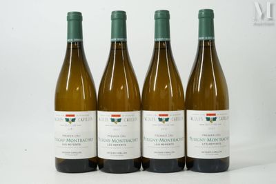 trois bouteilles de vin blanc sont alignées sur une surface blanche