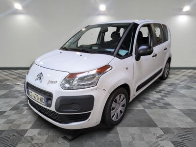 la petite camionnette blanche est garée sur un carrelage à carreaux